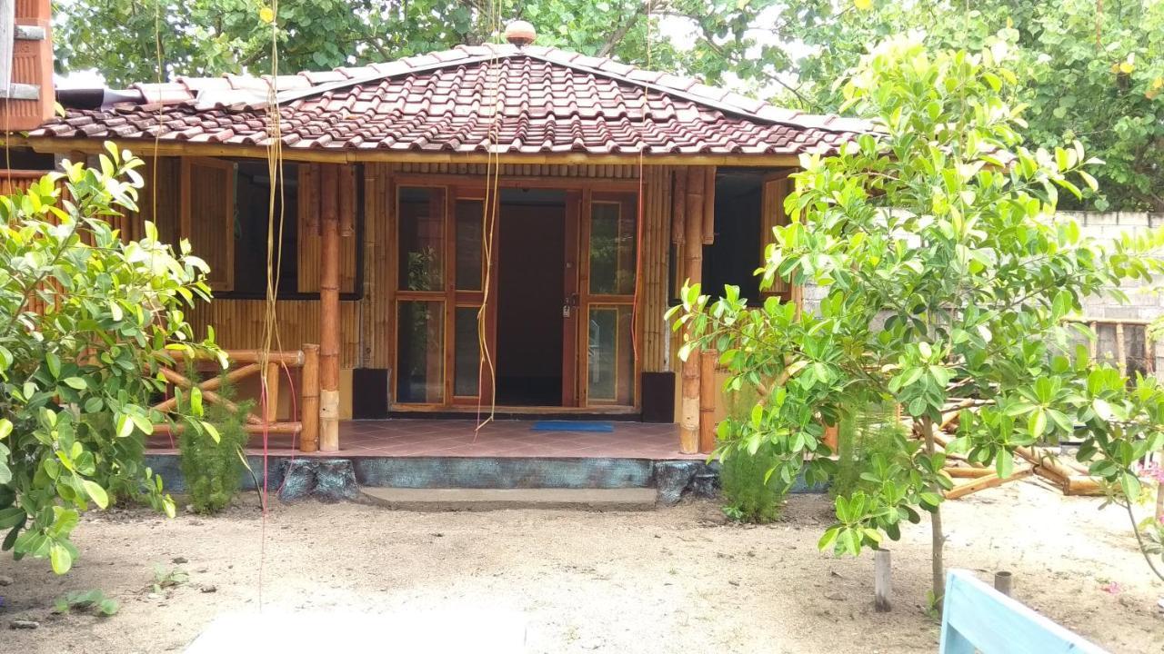 Harry'S Ocean House Watukarung Homestay Kalak 외부 사진