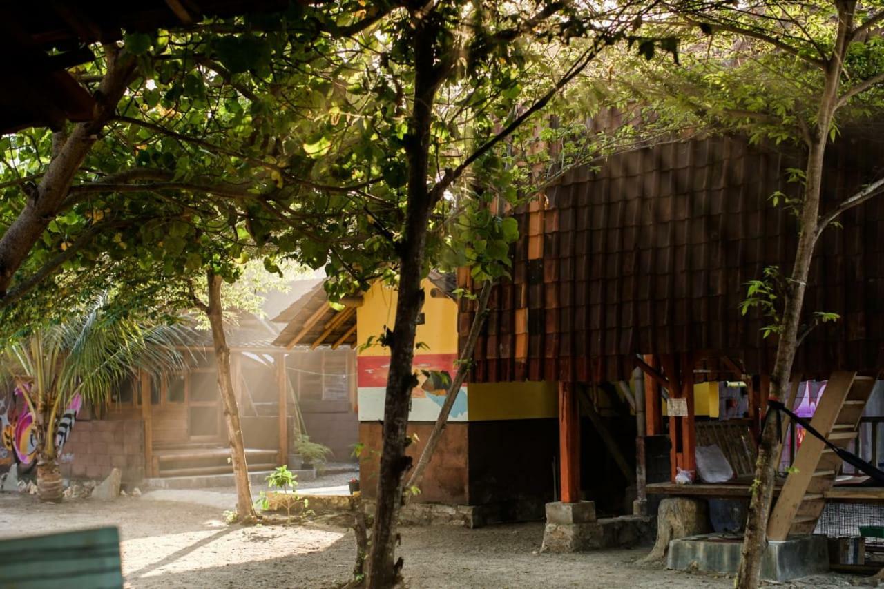 Harry'S Ocean House Watukarung Homestay Kalak 외부 사진